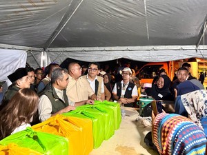 Andre Rosiade Dampingi Ahmad Muzani Kunjungi Korban Banjir Bandang di Padang