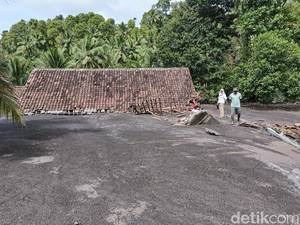 Video: Banjir Lahar Semeru Meluas, 19 Rumah dan Masjid Rusak Parah