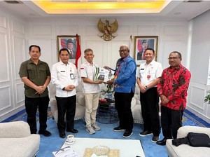 Bupati Mimika Johannes Rettob Terima Penghargaan IHAI 2025 dari Kemendagri