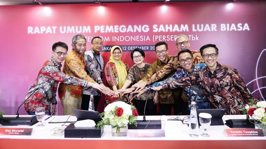 Direktur Utama Telkom Dian Siswarini (keempat dari kiri) bersama jajaran Board of Directors (BOD) TelkomGroup seusai agenda Rapat Umum Pemegang Saham Luar Biasa (RUPSLB), pada Jumat (12/12). (Dok. Telkom)