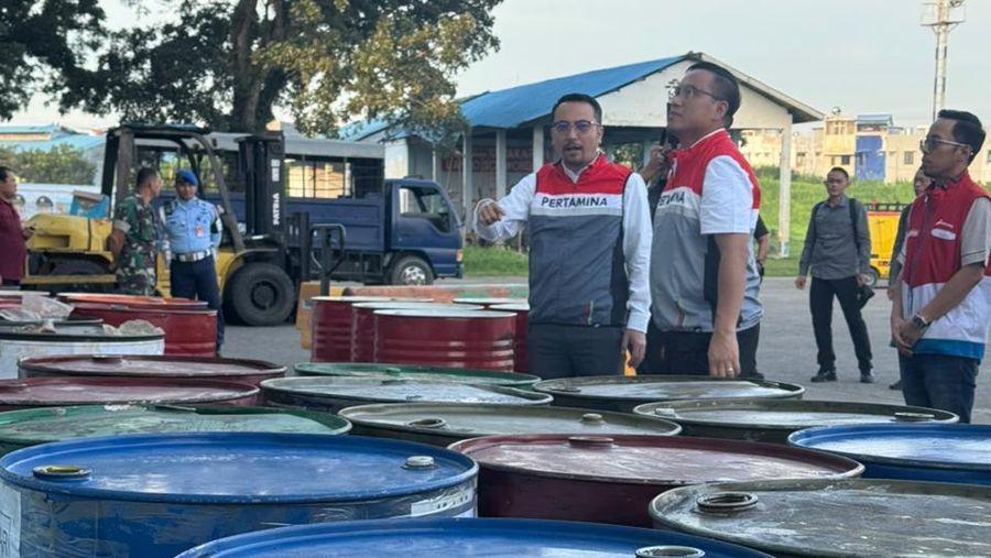 Dirut Pertamina meninjau langsung logistik BBM yang akan dikirim via udara ke Aceh Tengah & Bener Meriah