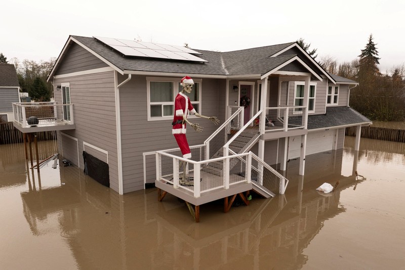 Fenomena sungai atmosfer membawa hujan dan banjir ke wilayah Pasifik Barat Laut di Burlington, Washington, AS, Jumat (12/12/2025). (REUTERS/David Ryder)