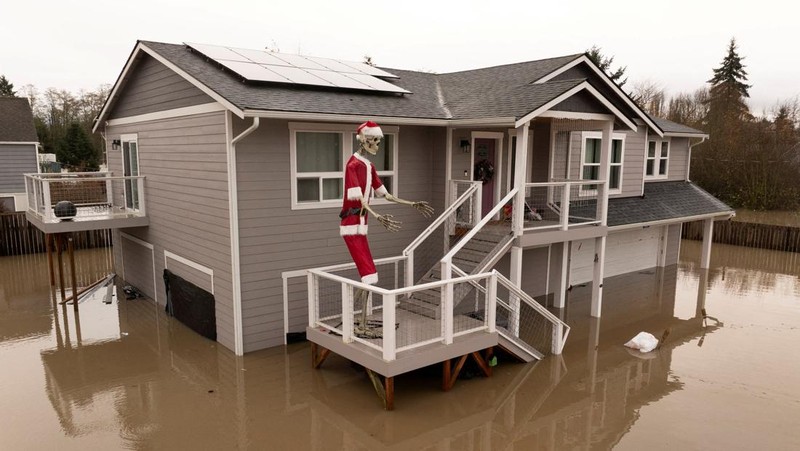 Fenomena sungai atmosfer membawa hujan dan banjir ke wilayah Pasifik Barat Laut di Burlington, Washington, AS, Jumat (12/12/2025). (REUTERS/David Ryder)