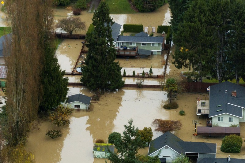 Fenomena sungai atmosfer membawa hujan dan banjir ke wilayah Pasifik Barat Laut di Burlington, Washington, AS, Jumat (12/12/2025). (REUTERS/David Ryder)