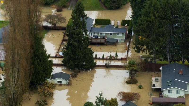 Fenomena sungai atmosfer membawa hujan dan banjir ke wilayah Pasifik Barat Laut di Burlington, Washington, AS, Jumat (12/12/2025). (REUTERS/David Ryder)
