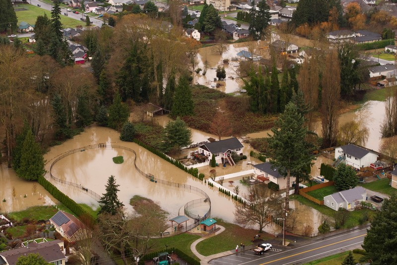 Fenomena sungai atmosfer membawa hujan dan banjir ke wilayah Pasifik Barat Laut di Burlington, Washington, AS, Jumat (12/12/2025). (REUTERS/David Ryder)