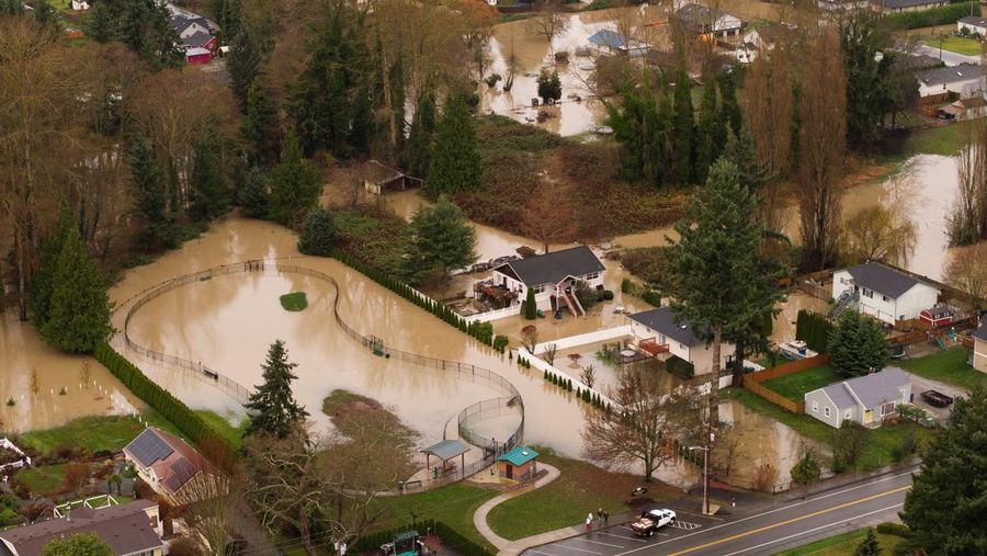 Fenomena sungai atmosfer membawa hujan dan banjir ke wilayah Pasifik Barat Laut di Burlington, Washington, AS, Jumat (12/12/2025). (REUTERS/David Ryder)