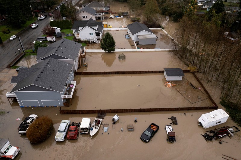 Fenomena sungai atmosfer membawa hujan dan banjir ke wilayah Pasifik Barat Laut di Burlington, Washington, AS, Jumat (12/12/2025). (REUTERS/David Ryder)