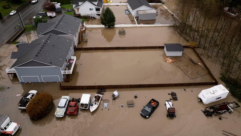 Fenomena sungai atmosfer membawa hujan dan banjir ke wilayah Pasifik Barat Laut di Burlington, Washington, AS, Jumat (12/12/2025). (REUTERS/David Ryder)