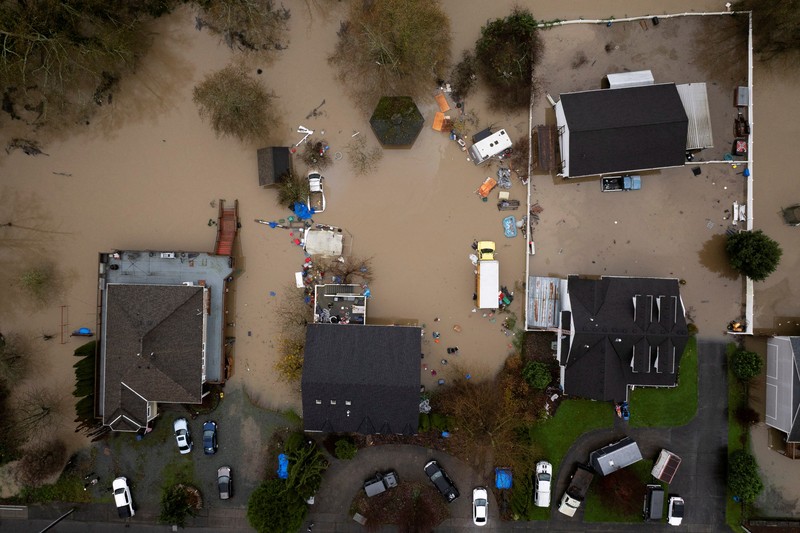 Fenomena sungai atmosfer membawa hujan dan banjir ke wilayah Pasifik Barat Laut di Burlington, Washington, AS, Jumat (12/12/2025). (REUTERS/David Ryder)