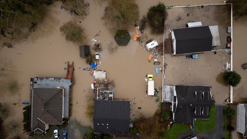 Fenomena sungai atmosfer membawa hujan dan banjir ke wilayah Pasifik Barat Laut di Burlington, Washington, AS, Jumat (12/12/2025). (REUTERS/David Ryder)