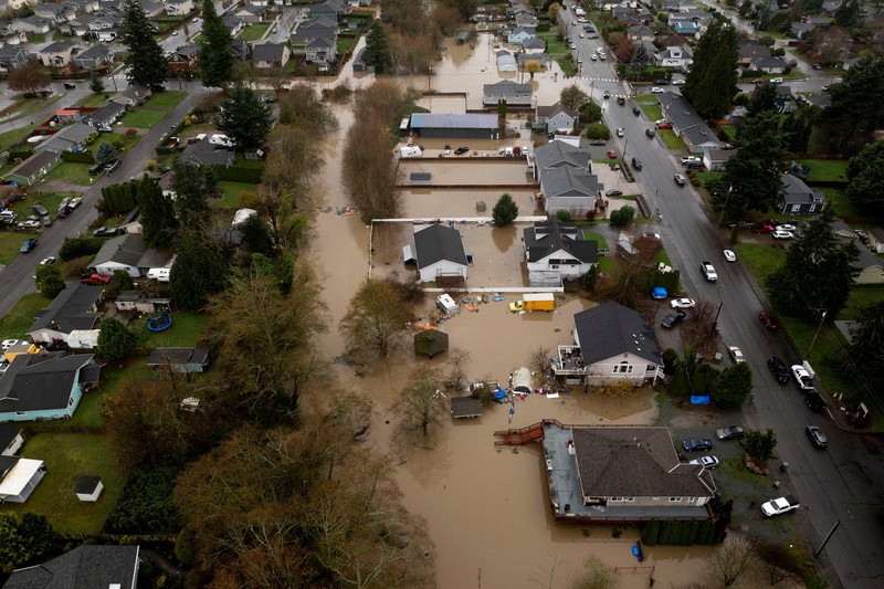 Fenomena sungai atmosfer membawa hujan dan banjir ke wilayah Pasifik Barat Laut di Burlington, Washington, AS, Jumat (12/12/2025). (REUTERS/David Ryder)