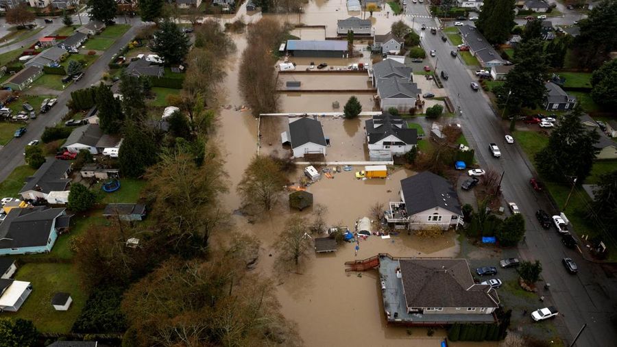 Fenomena sungai atmosfer membawa hujan dan banjir ke wilayah Pasifik Barat Laut di Burlington, Washington, AS, Jumat (12/12/2025). (REUTERS/David Ryder)