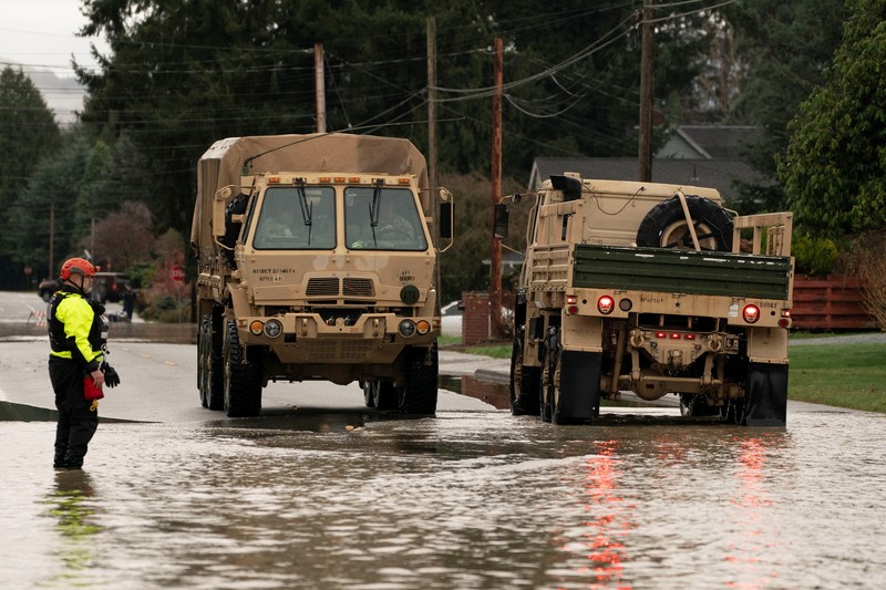 Fenomena sungai atmosfer membawa hujan dan banjir ke wilayah Pasifik Barat Laut di Burlington, Washington, AS, Jumat (12/12/2025). (REUTERS/David Ryder)