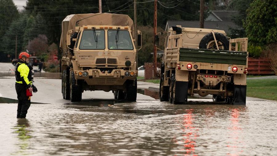 Fenomena sungai atmosfer membawa hujan dan banjir ke wilayah Pasifik Barat Laut di Burlington, Washington, AS, Jumat (12/12/2025). (REUTERS/David Ryder)