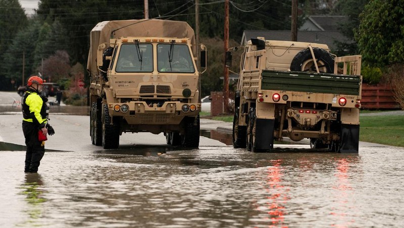 Fenomena sungai atmosfer membawa hujan dan banjir ke wilayah Pasifik Barat Laut di Burlington, Washington, AS, Jumat (12/12/2025). (REUTERS/David Ryder)