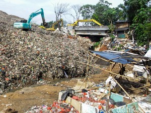 Bau Sampah hingga Longsor, Warga Minta TPA Cipeucang Ditutup Permanen!
