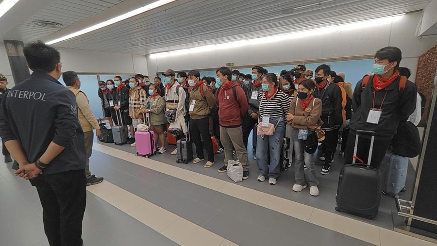 Kementerian Luar Negeri melalui Direktorat Pelindungan WNI (Dit. PWNI) Kementerian Luar Negeri, bekerja sama dengan KBRI Yangon dan KBRI Bangkok, kembali berhasil memulangkan 54 (lima puluh empat) Warga Negara Indonesia dari perbatasan Myanmar-Thailand.(Dok. Kemenlu)