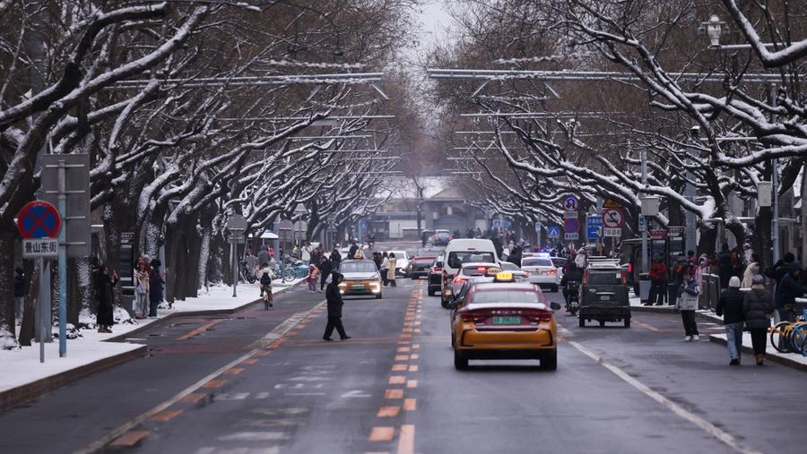 Kota Beijing mulai diselimut salju pada Jumat (12/12). Ini merupakan hujan salju besar pertama pada musim dingin 2025. (REUTERS/Tingshu Wang)