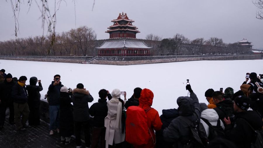 Kota Beijing mulai diselimut salju pada Jumat (12/12). Ini merupakan hujan salju besar pertama pada musim dingin 2025. (REUTERS/Tingshu Wang)