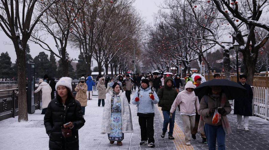 Kota Beijing mulai diselimut salju pada Jumat (12/12). Ini merupakan hujan salju besar pertama pada musim dingin 2025. (REUTERS/Tingshu Wang)
