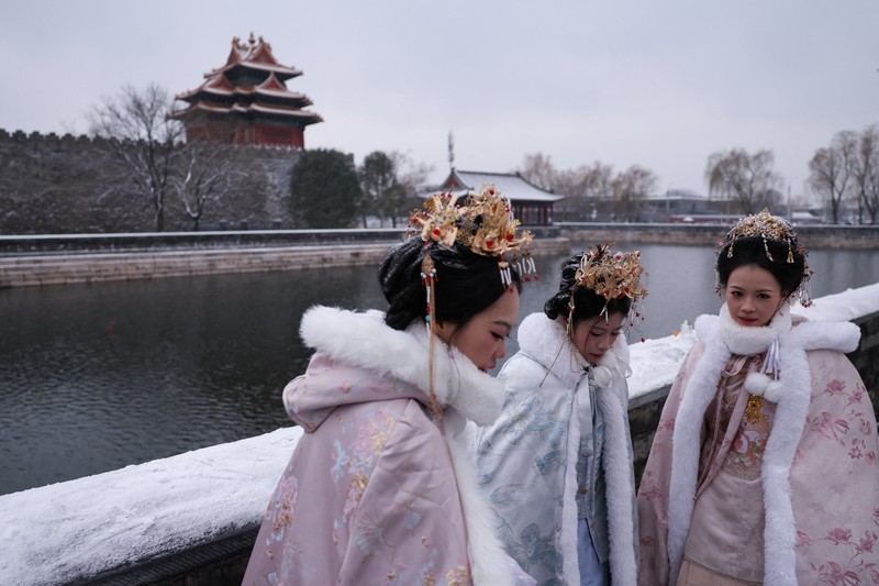 Kota Beijing mulai diselimut salju pada Jumat (12/12). Ini merupakan hujan salju besar pertama pada musim dingin 2025. (REUTERS/Tingshu Wang)
