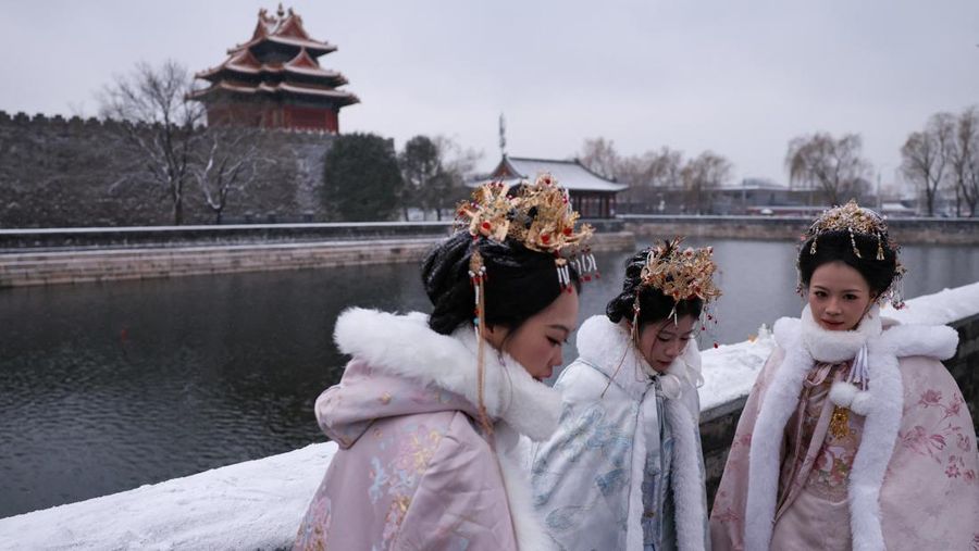 Kota Beijing mulai diselimut salju pada Jumat (12/12). Ini merupakan hujan salju besar pertama pada musim dingin 2025. (REUTERS/Tingshu Wang)