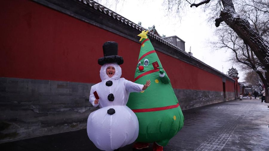 Kota Beijing mulai diselimut salju pada Jumat (12/12). Ini merupakan hujan salju besar pertama pada musim dingin 2025. (REUTERS/Tingshu Wang)