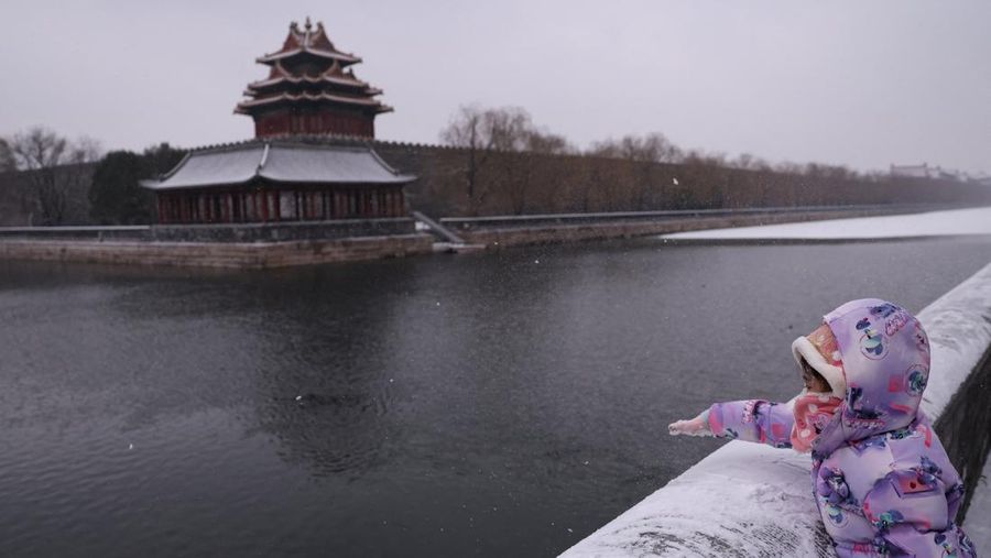 Kota Beijing mulai diselimut salju pada Jumat (12/12). Ini merupakan hujan salju besar pertama pada musim dingin 2025. (REUTERS/Tingshu Wang)