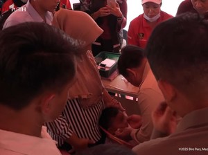 Momen Haru Prabowo di Posko Pengungsi Langkat, Peluk-Lap Keringat Anak Sakit