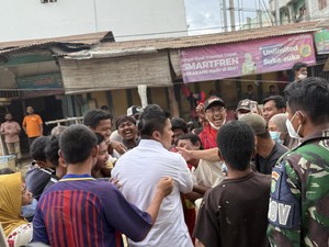 Momen Seskab Teddy Sapa Warga Aceh hingga Ketinggalan Rombongan Presiden