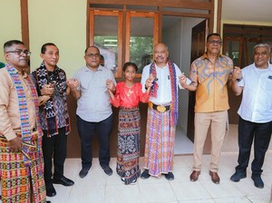Ketua Fraksi Golkar MPR Resmikan Asrama Siswi di Sikka NTT