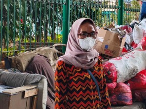 Bau Sampah di Ciputat Bikin Pelanggan Warkop Kabur