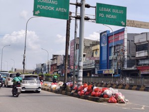 Penampakan Tumpukan Sampah Hiasi Kolong Flyover Ciputat Tangsel