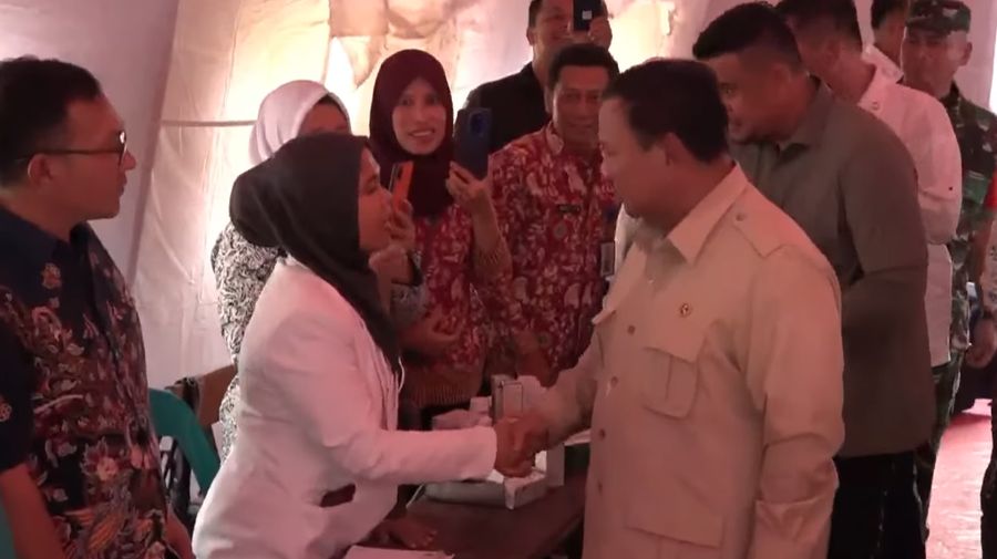 Presiden Prabowo saat meninjau posko pengungsian MAN 1 Langkat, Sumatra Utara, 13 Desember 2025. (YouTube/Sekretariat Presiden)