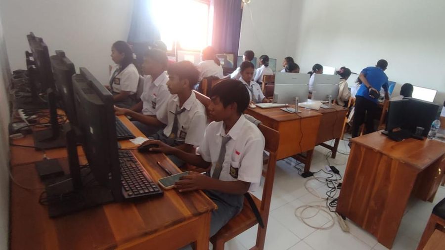 Proses pembelajaran dengan komputer  di SMAN 1 Sabtu Tengah