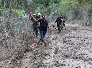 Perjuangan Berat Arungi Lumpur Menembus Desa Pedalaman Aceh Timur