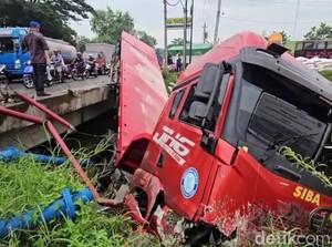 Truk Tronton Muatan Pupuk Oleng Masuk Sungai di Pantura Pati