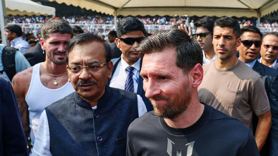 Seorang penggemar merobohkan papan reklame setelah bintang sepak bola Argentina Lionel Messi meninggalkan stadion Vivekananda Yuba Bharati Krirangan selama tur India-nya, Kolkata, India, 13 Desember 2025. (REUTERS/Sahiba Chawdhary)