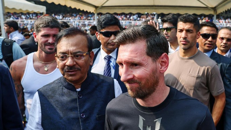 Seorang penggemar merobohkan papan reklame setelah bintang sepak bola Argentina Lionel Messi meninggalkan stadion Vivekananda Yuba Bharati Krirangan selama tur India-nya, Kolkata, India, 13 Desember 2025. (REUTERS/Sahiba Chawdhary)