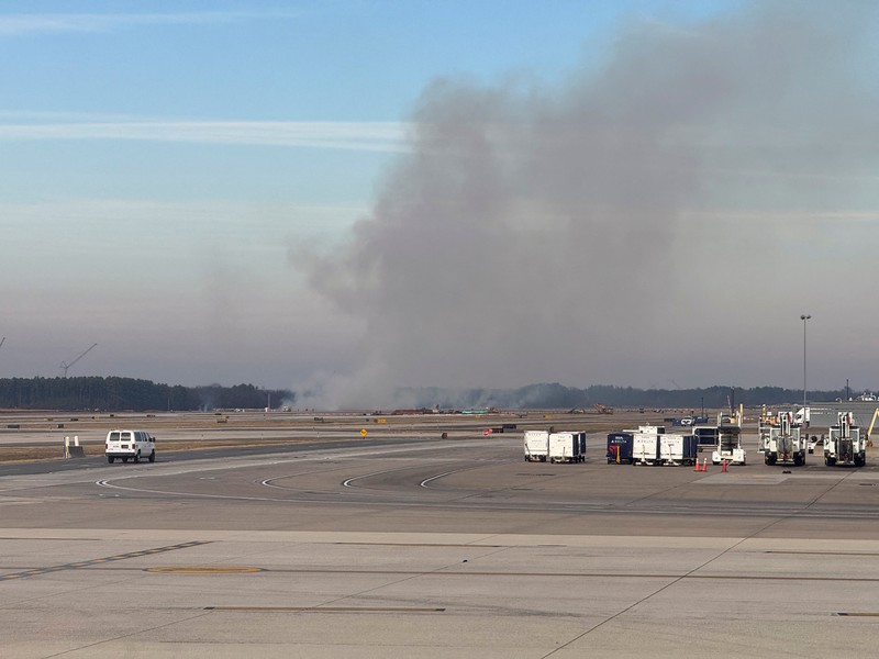 Kendaraan darurat terparkir di landasan pacu setelah penerbangan United Airlines yang seharusnya menuju Tokyo namun terpaksa kembali ke Bandara Internasional Dulles, di Dulles, Virginia, AS, 13 Desember 2025. (REUTERS/Ken Cedeno)