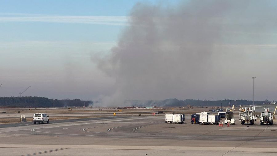 Kendaraan darurat terparkir di landasan pacu setelah penerbangan United Airlines yang seharusnya menuju Tokyo namun terpaksa kembali ke Bandara Internasional Dulles, di Dulles, Virginia, AS, 13 Desember 2025. (REUTERS/Ken Cedeno)