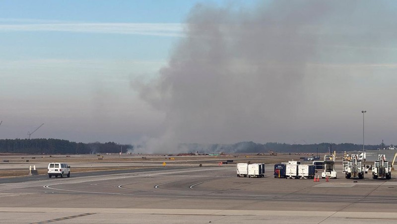 Kendaraan darurat terparkir di landasan pacu setelah penerbangan United Airlines yang seharusnya menuju Tokyo namun terpaksa kembali ke Bandara Internasional Dulles, di Dulles, Virginia, AS, 13 Desember 2025. (REUTERS/Ken Cedeno)