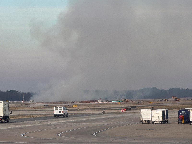 Kendaraan darurat terparkir di landasan pacu setelah penerbangan United Airlines yang seharusnya menuju Tokyo namun terpaksa kembali ke Bandara Internasional Dulles, di Dulles, Virginia, AS, 13 Desember 2025. (REUTERS/Ken Cedeno)