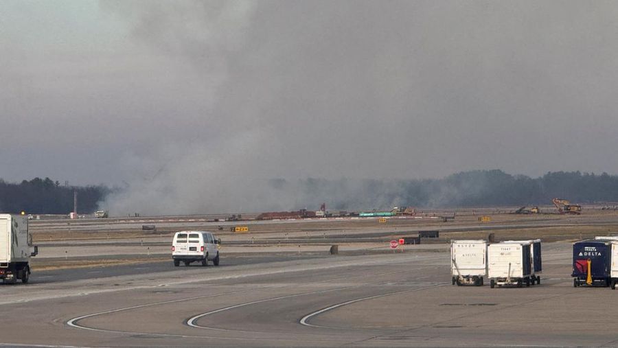 Kendaraan darurat terparkir di landasan pacu setelah penerbangan United Airlines yang seharusnya menuju Tokyo namun terpaksa kembali ke Bandara Internasional Dulles, di Dulles, Virginia, AS, 13 Desember 2025. (REUTERS/Ken Cedeno)