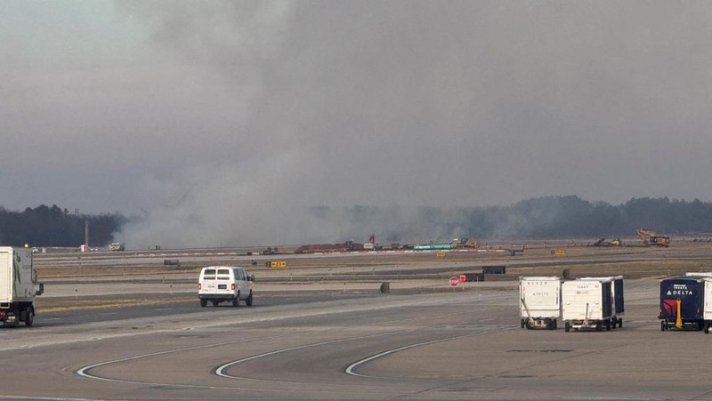 Kendaraan darurat terparkir di landasan pacu setelah penerbangan United Airlines yang seharusnya menuju Tokyo namun terpaksa kembali ke Bandara Internasional Dulles, di Dulles, Virginia, AS, 13 Desember 2025. (REUTERS/Ken Cedeno)