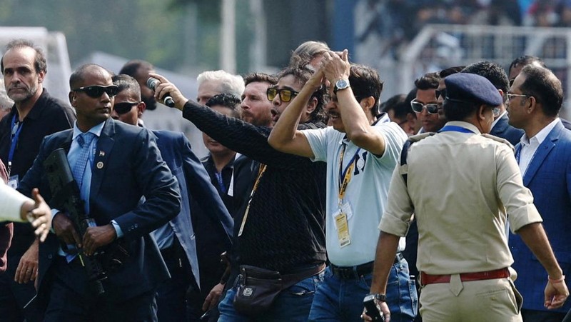 Seorang penggemar merobohkan papan reklame setelah bintang sepak bola Argentina Lionel Messi meninggalkan stadion Vivekananda Yuba Bharati Krirangan selama tur India-nya, Kolkata, India, 13 Desember 2025. (REUTERS/Sahiba Chawdhary)