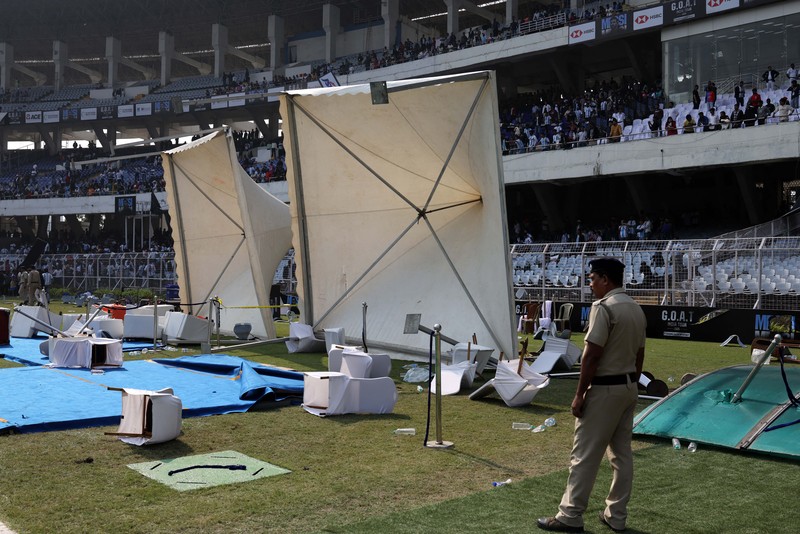Seorang penggemar merobohkan papan reklame setelah bintang sepak bola Argentina Lionel Messi meninggalkan stadion Vivekananda Yuba Bharati Krirangan selama tur India-nya, Kolkata, India, 13 Desember 2025. (REUTERS/Sahiba Chawdhary)