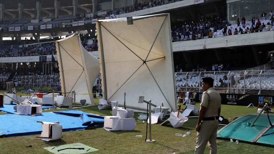 Seorang penggemar merobohkan papan reklame setelah bintang sepak bola Argentina Lionel Messi meninggalkan stadion Vivekananda Yuba Bharati Krirangan selama tur India-nya, Kolkata, India, 13 Desember 2025. (REUTERS/Sahiba Chawdhary)