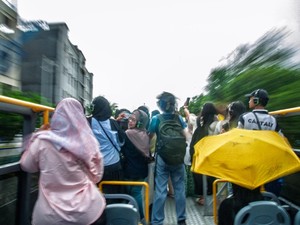 Menyusuri Jakarta Dari Atap Bus